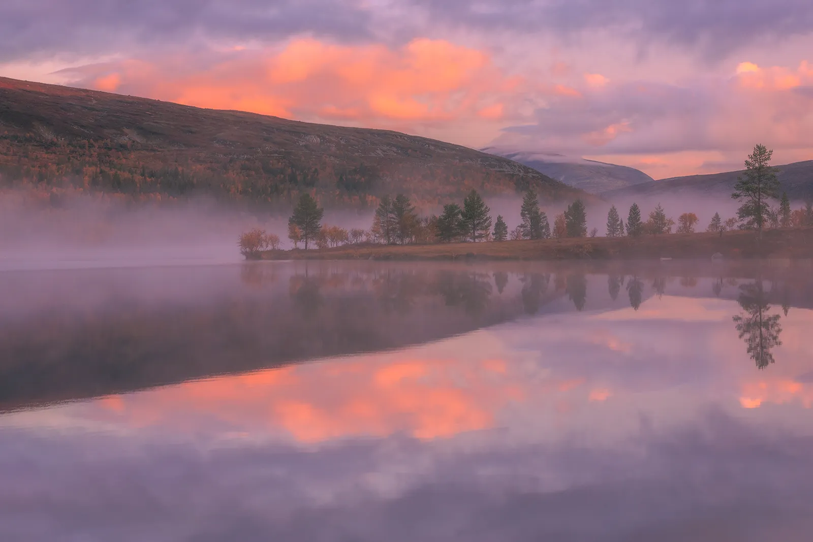 Rosa fjäll i soluppgång vid Grövelsjön.