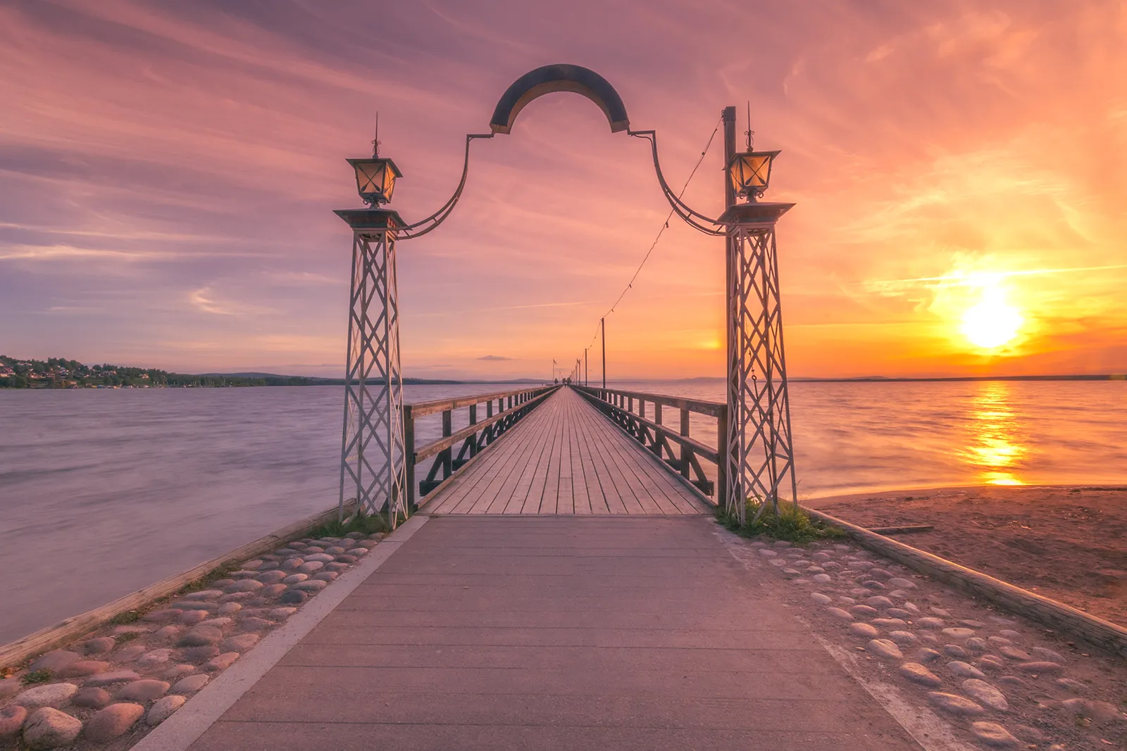 Långbryggan i Rättvik vid solnedgång mot Siljan.