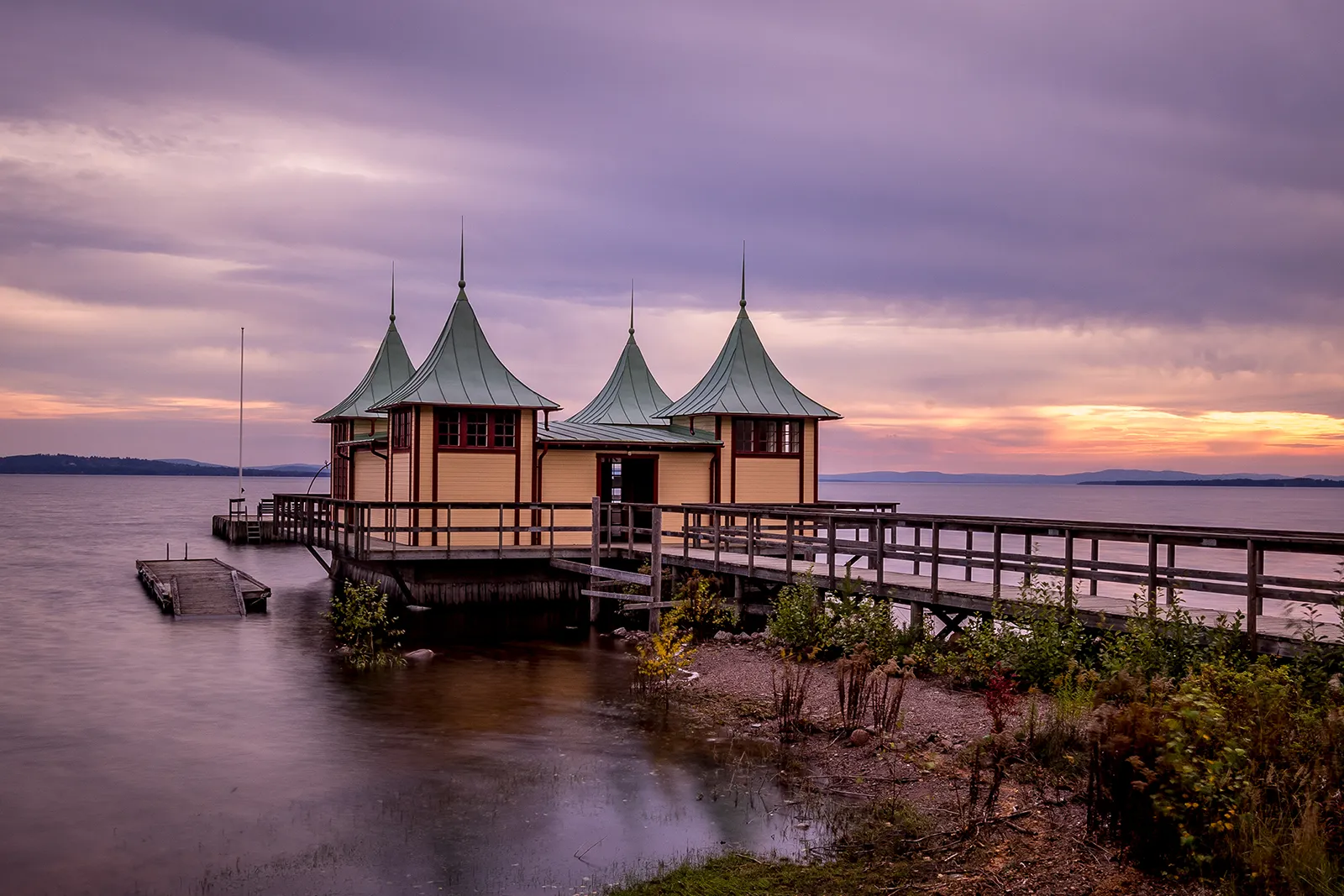 Persborgs brygga med gröna torn vid Siljan.