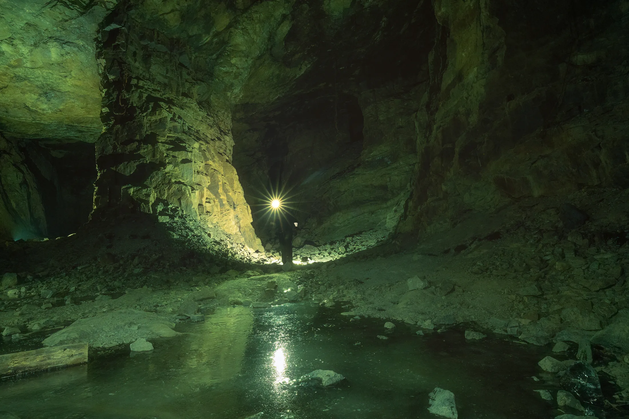 Bergrum i Äventyrsgruvan med person och pannlampa