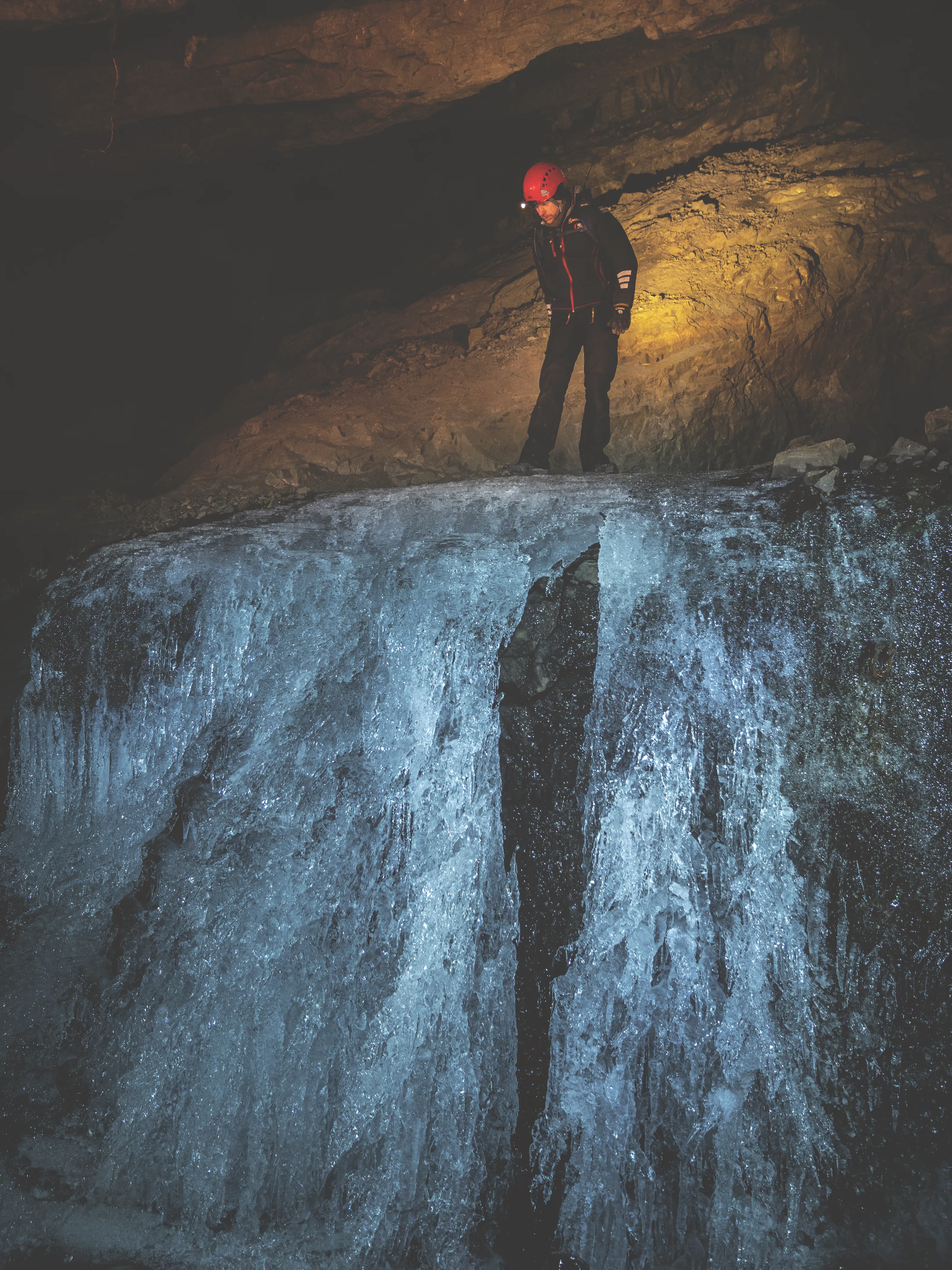 Guide på toppen av hög isvägg i Äventyrsgruvan