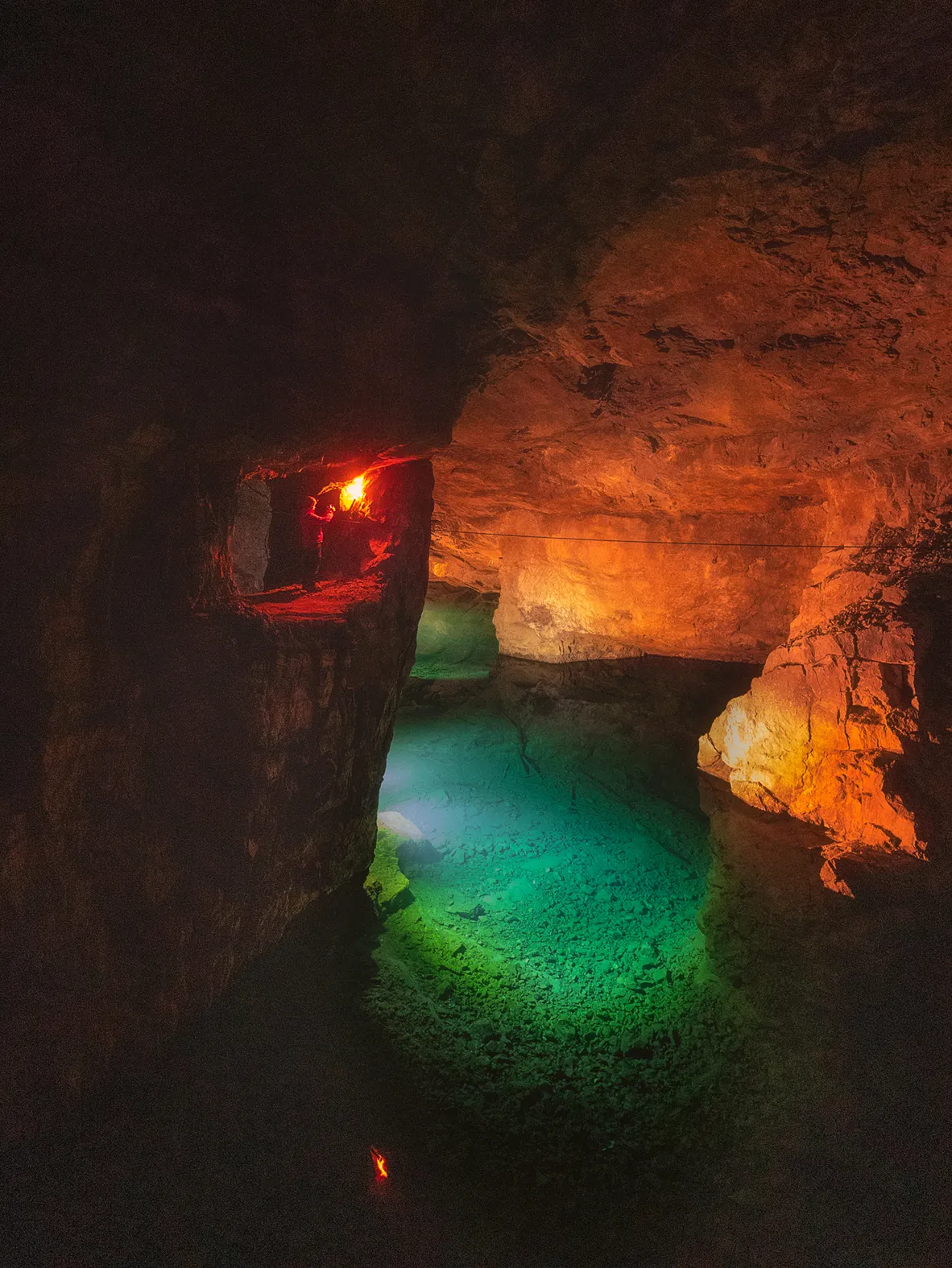 Man med fackla i stor gruvsal i Äventyrsgruvan