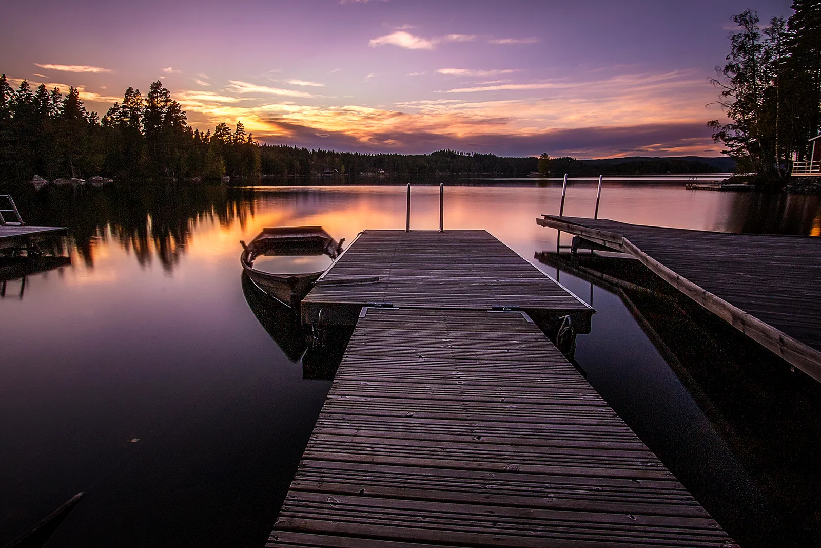 Båt och brygga vid sjön Gimmen