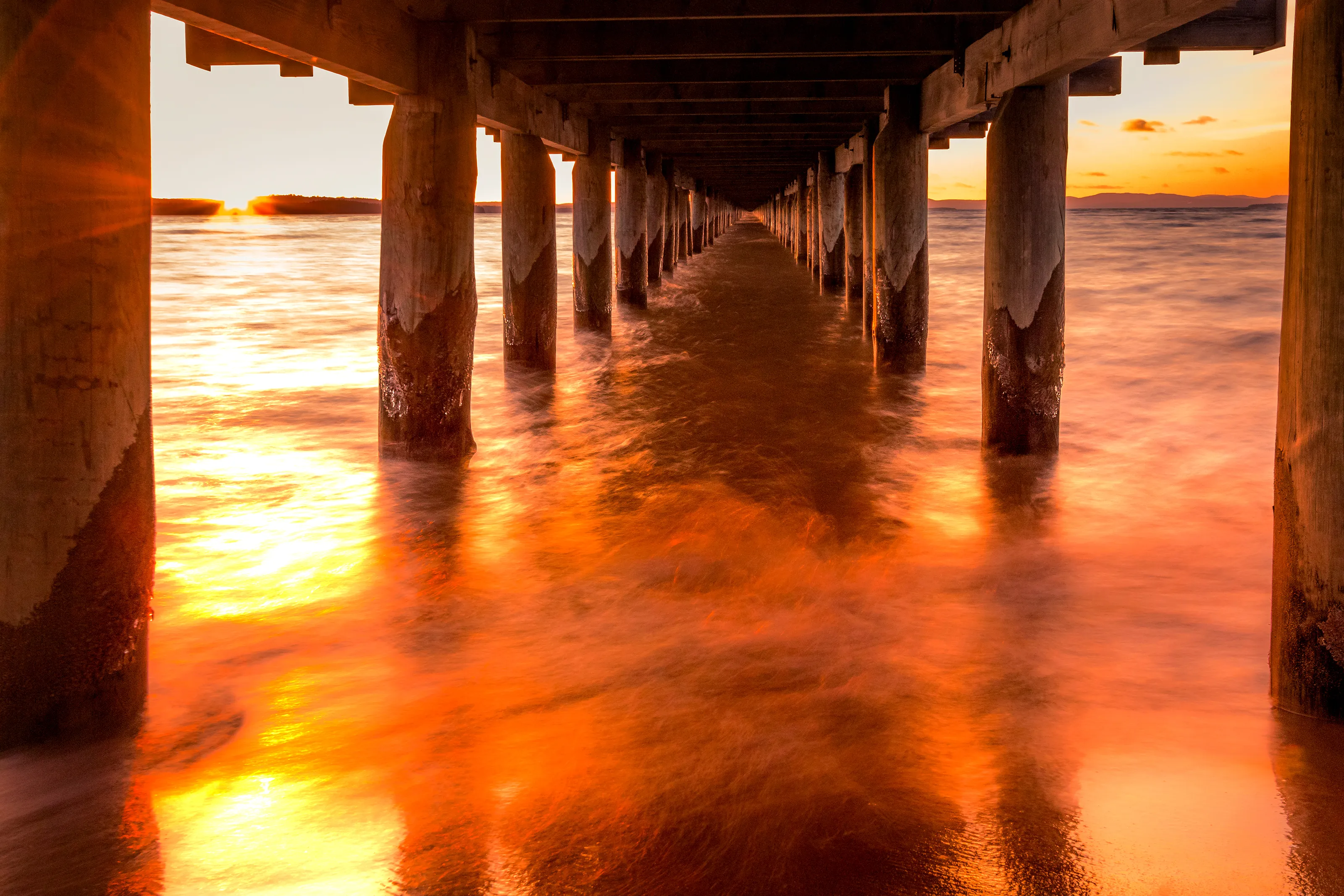 Slow shutter-foto av Långbryggan i Rättvik vid golden hour