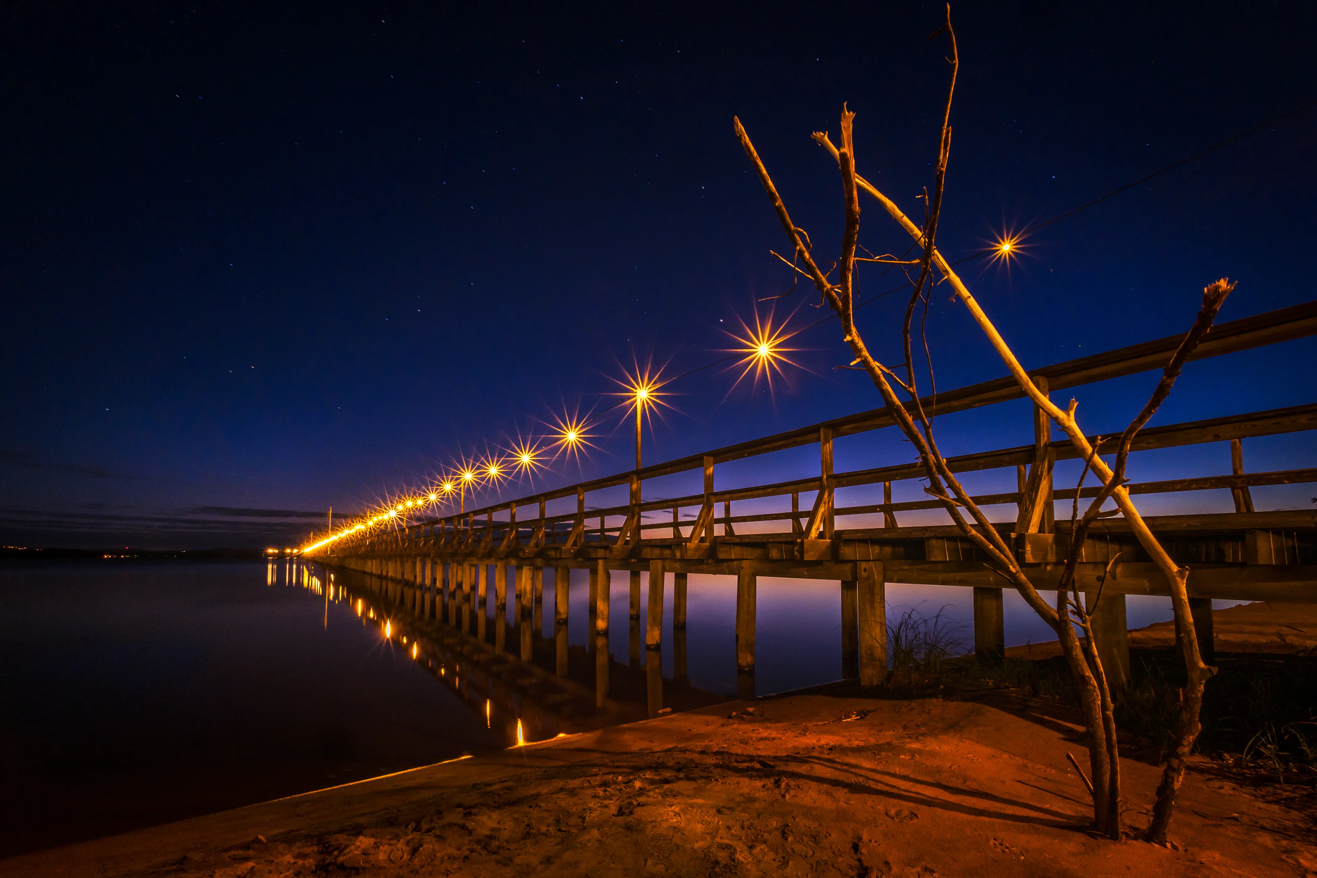 Långbryggan från sidan vid blue hour och högt f-tal för starburst-effekt