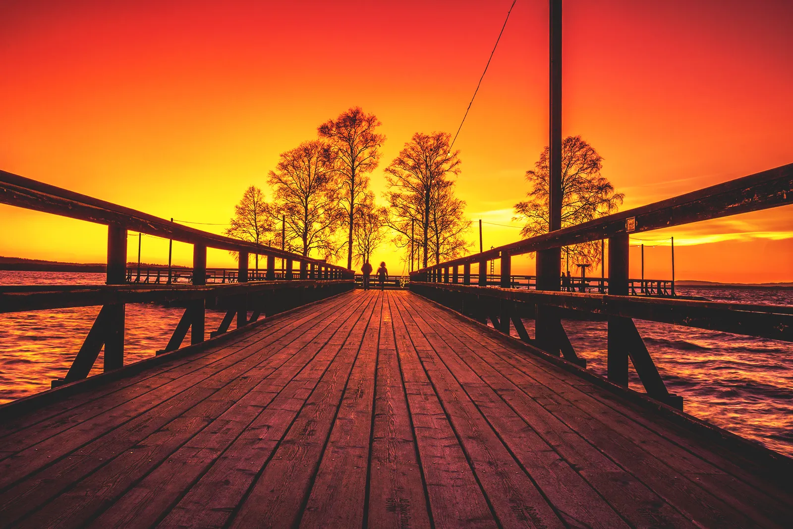 Ön längst ut på Långbryggan vid solnedgång