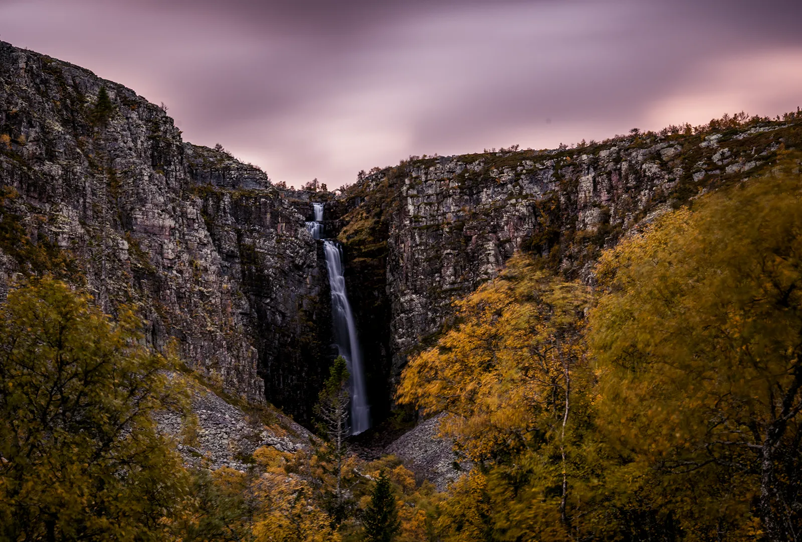 Njupeskär fotograferat på avstånd från vandringsleden i Fulufjällets nationalpark.