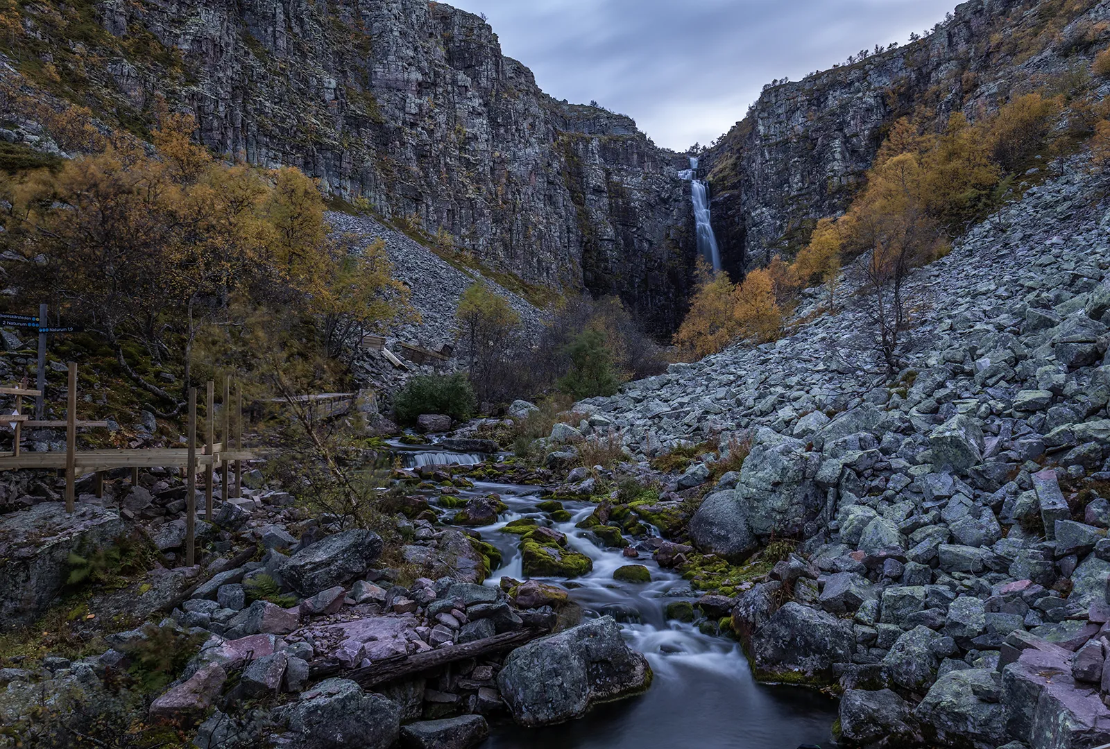 Njupeskär vattenfall fotograferat från botten av ravinen i Fulufjällets nationalpark.