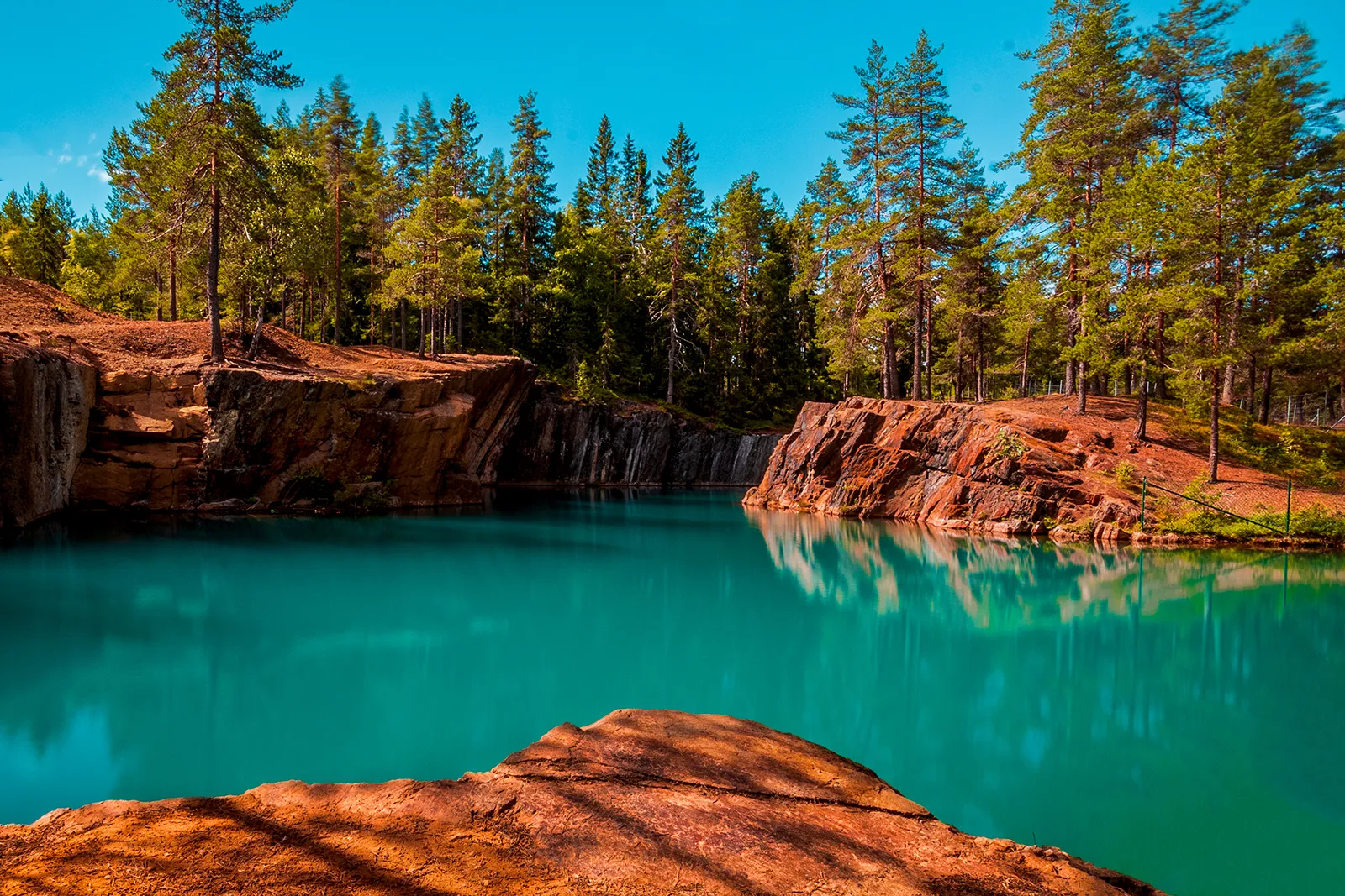 Östra Silvberg gruva med turkost vatten och reflektioner