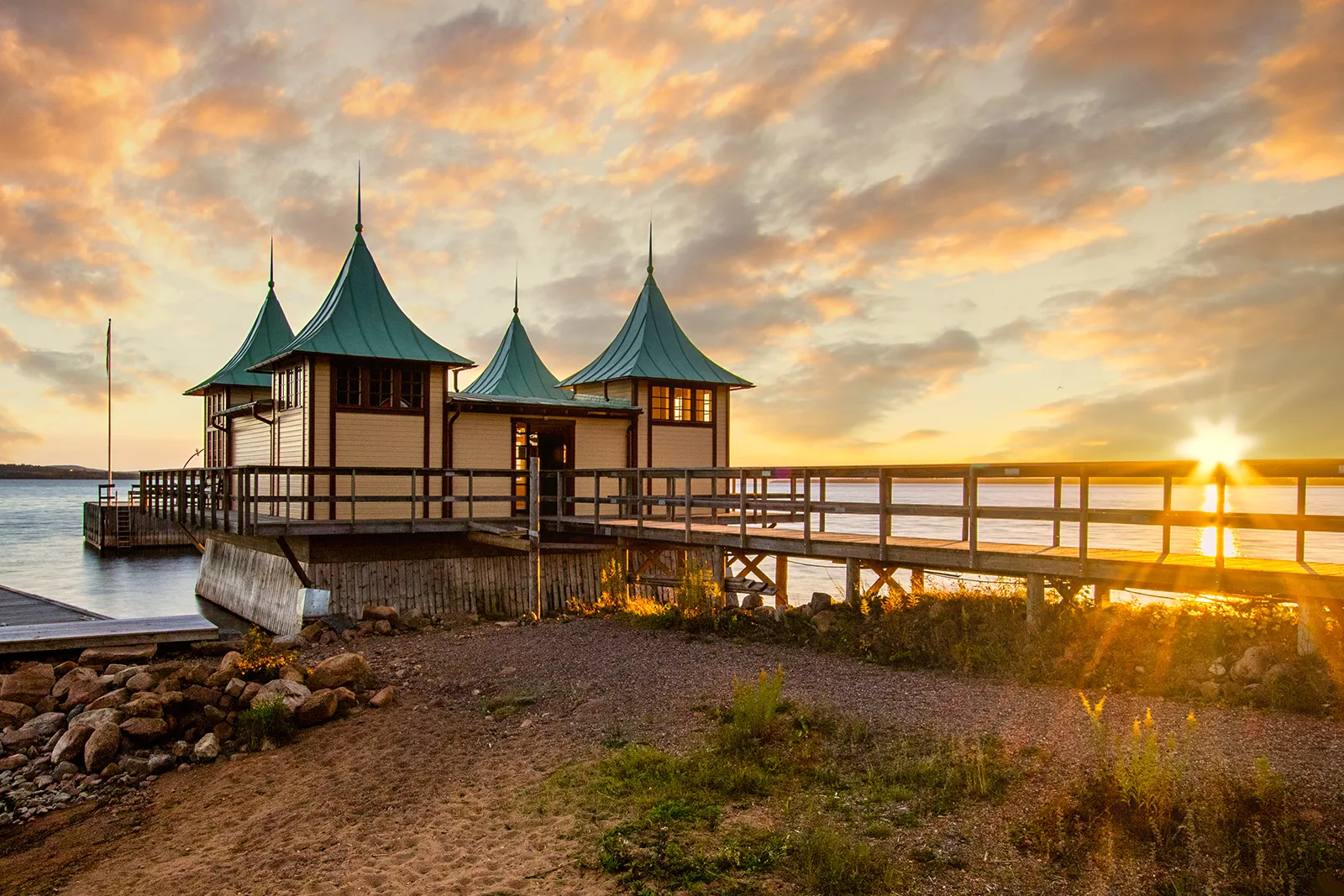 Persborgs brygga i solnedgång från vänster vinkel