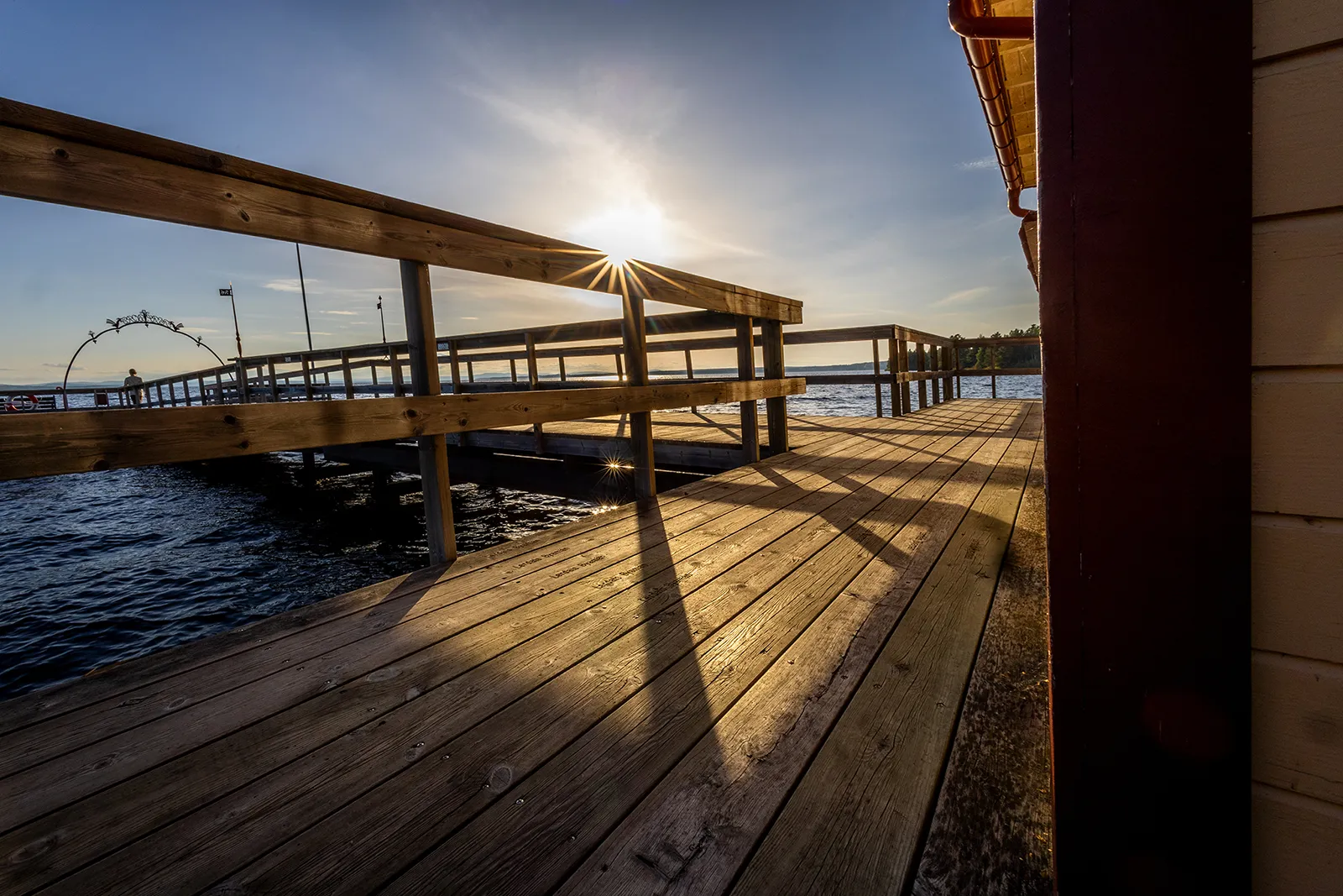 Kreativ vinkel av Persborgs brygga med sunburst-effekt