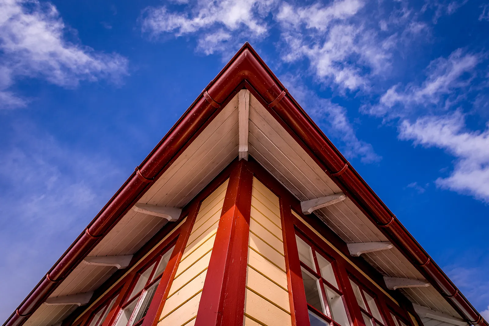 Uppåtvinkel på tak med tydliga triangelformer