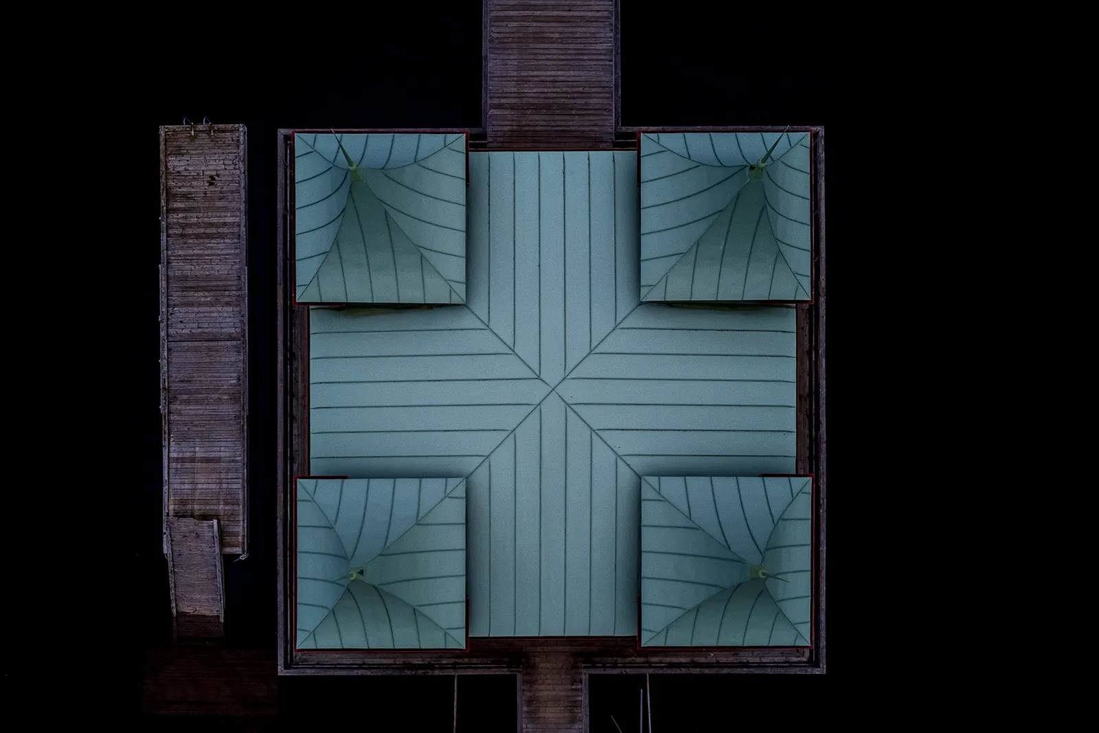 Top-down bild av Persborgs brygga med symmetriska tak