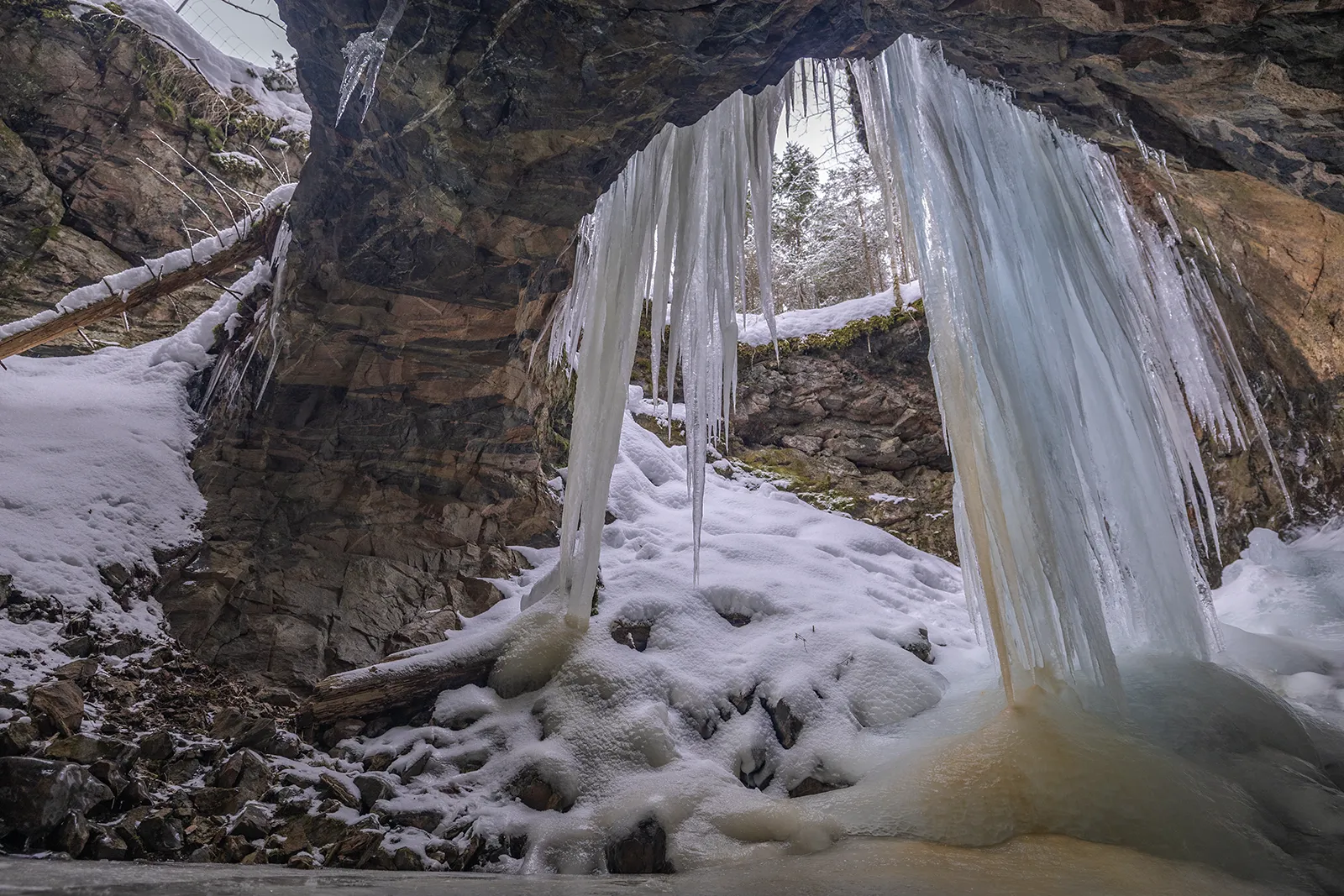 Isgruva med långa istappar